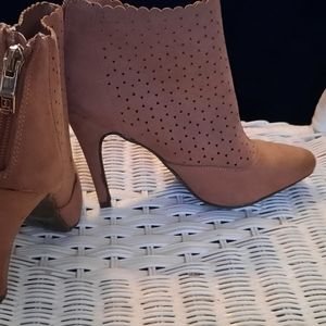 Liz Claiborne 5.5 suede heels